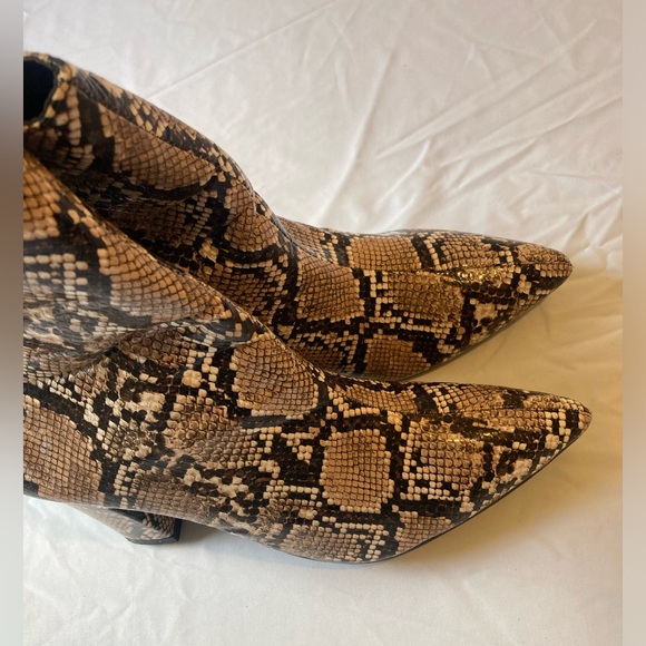 🔴 3/$15 Women’s Snakeskin Print Ankle Boots Size 9 - Picture 5 of 7